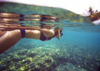 Seitenansicht einer Frau beim Schnorcheln im Meer an einem sonnigen Tag - CAVF27093