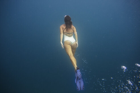 Rückansicht einer im Meer schwimmenden Frau - CAVF27098