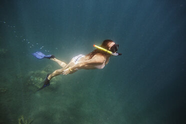 Hohe Winkel Ansicht der Frau Schwimmen im Meer - CAVF27099