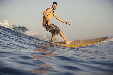 Seitenansicht eines Mannes beim Surfen auf dem Meer gegen den Himmel - CAVF27105