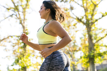 Seitenansicht einer Frau beim Joggen im Park - CAVF27121