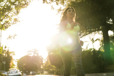 Niedriger Winkel Ansicht der Frau Joggen im Park während des sonnigen Tages - CAVF27135