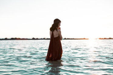 Rückansicht einer im Wasser stehenden Frau gegen einen klaren Himmel - CAVF27152