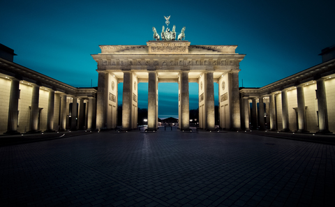 Deutschland, Berlin, Brandenburger Tor bei Nacht, lizenzfreies Stockfoto