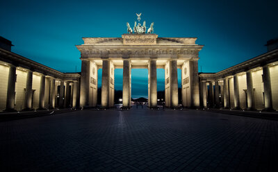 Deutschland, Berlin, Brandenburger Tor bei Nacht - STCF00487