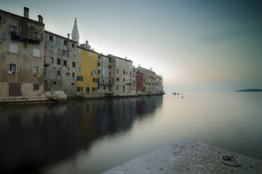 Croatia, Rovinj, row of houses in the evening - STCF00493