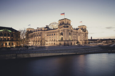 Deutschland, Berlin, Reichstagsgebäude an der Spree am Abend - STCF00495