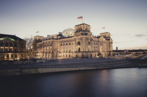 Deutschland, Berlin, Reichstagsgebäude an der Spree am Abend - STCF00495