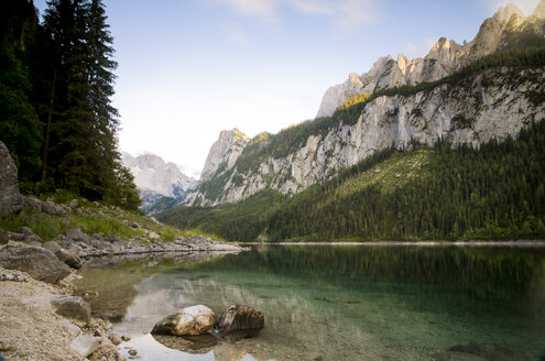 Österreich, salzkammergut, Gosau, Gosausee Gosaukamm im Hintergrund bei Sonnenuntergang - STCF00508