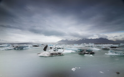 Iceland, South of Iceland, Joekulsarlon glacier lake, icebergs - STCF00527