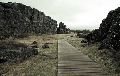 Iceland, Thingvellir National Park, Thingvellir rift zone, wooden walkway - STCF00543