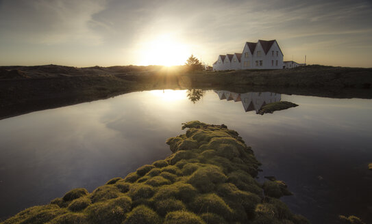 Island, Straumur, Reihenhäuser bei Sonnenuntergang - STCF00550