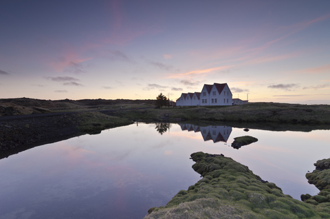 Island, Straumur, Reihenhäuser im Abendlicht, lizenzfreies Stockfoto
