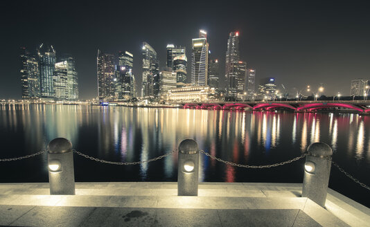 Singapur, Skyline der Marina Bay bei Nacht - STCF00555