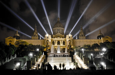 Spanien, Bacelona, Blick auf das beleuchtete Nationale Kunstmuseum von Katalonien bei Nacht - STCF00560