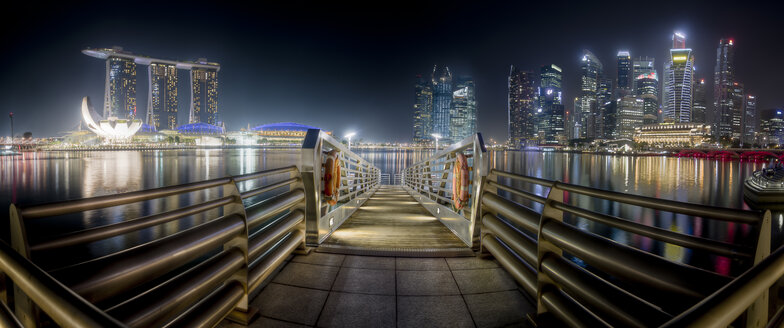 Singapur, Skyline bei Nacht, Anlegestelle - STCF00564