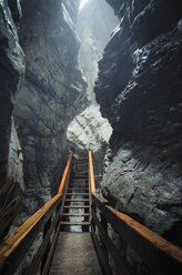 Österreich, Land Salzburg, Lofer, Vorderkaserklamm, Holzsteg - STCF00566