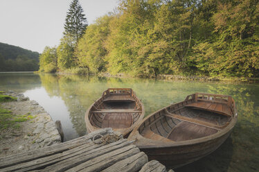 Croatia, Plitvice Lakes National Park, rowing boats at jetty - STCF00573