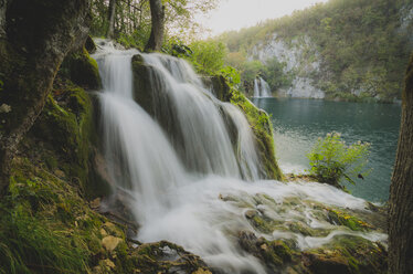 Kroatien, Nationalpark Plitvicer Seen, Wasserfall - STCF00574