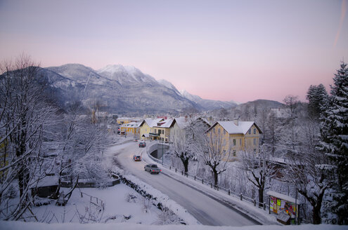 Österreich, Salzkammergut, Bad Ischl im Winter bei Tagesanbruch - STCF00580