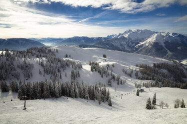 Austria, Salzkammergut, Ski region Dachstein-West, ski lift and ski slope - STCF00582