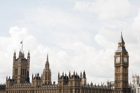 Niedriger Blickwinkel auf den Big Ben vor bewölktem Himmel - CAVF27186