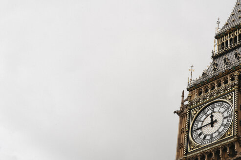 Niedriger Blickwinkel auf den Big Ben bei klarem Himmel - CAVF27189