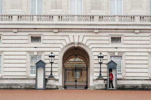 Guard standing out of Buckingham Palace - CAVF27190