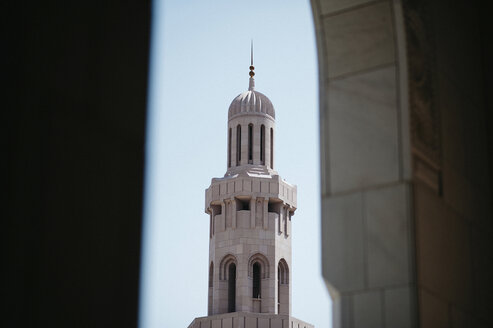 Minarett vom Bogenfenster der Großen Moschee von Sultan Qaboos aus gesehen - CAVF27202