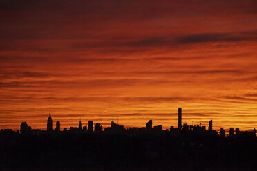 Silhouette Gebäude gegen orange Himmel - CAVF27214