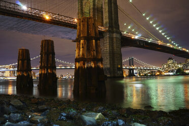 Beleuchtete Brücken über den East River bei Nacht - CAVF27217