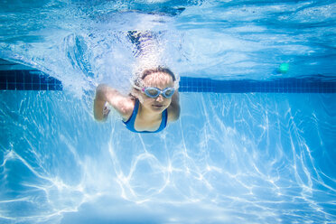 Mädchen schwimmt im Wasser - CAVF27254