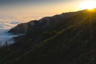 Aussicht auf einen Berg mit Wolkenlandschaft bei Sonnenuntergang - CAVF27282