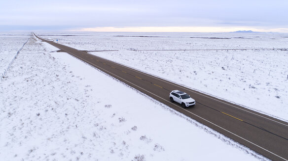 High-Winkel-Ansicht des Fahrzeugs bewegt sich auf der Straße inmitten Schnee bedeckte Landschaft gegen Himmel - CAVF27311