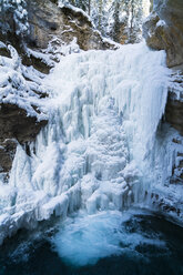 Idyllischer Blick auf einen gefrorenen Wasserfall über einem Berg - CAVF27313
