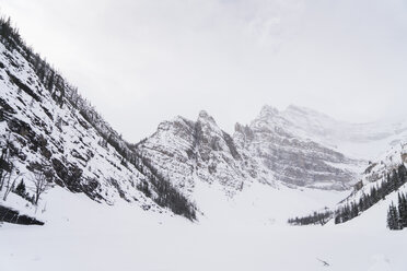 Landschaftliche Ansicht eines schneebedeckten Berges gegen den Himmel bei nebligem Wetter - CAVF27325