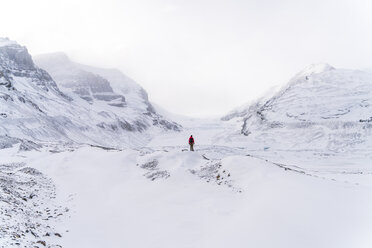 Blick aus mittlerer Entfernung auf einen Wanderer in einer verschneiten Landschaft bei nebligem Wetter - CAVF27331