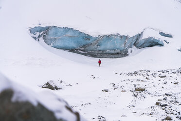 Blick aus der mittleren Entfernung auf einen Wanderer in einer verschneiten Landschaft - CAVF27334
