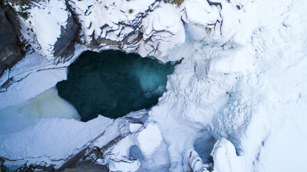 Hoher Blickwinkel auf einen gefrorenen Wasserfall über einem Berg - CAVF27337