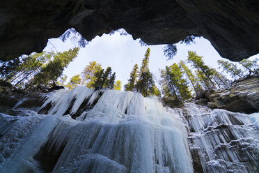Niedriger Blickwinkel auf einen gefrorenen Wasserfall über einem Berg - CAVF27339