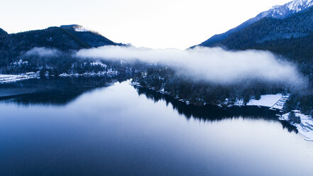 Landschaftlicher Blick auf einen ruhigen See mit Bergen gegen den Himmel - CAVF27349