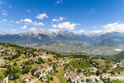 Schweiz, italienische Schweiz, Alpen, Luftaufnahme eines Dorfes, lizenzfreies Stockfoto