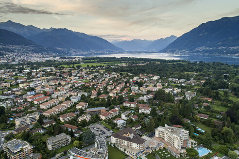Schweiz, Tessin, Luftaufnahme von Locarno, Lago Maggiore - TAMF00997