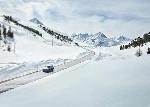 Österreich, Tirol, Sellraintal, Kühtai, Auto auf Bergstraße im Winter, lizenzfreies Stockfoto