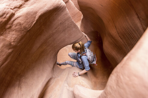 Hochformatige Ansicht einer Frau beim Wandern in den Escalante Canyons - CAVF27367