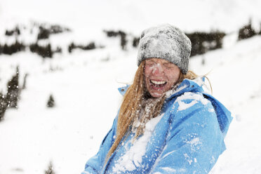 Fröhliche Frau mit Schnee bedeckt - CAVF27369