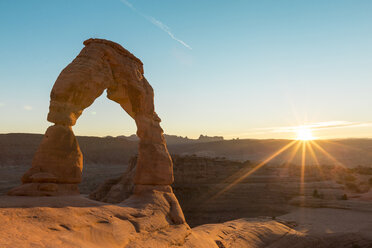 Blick auf den Delicate Arch im Arches National Park bei klarem Himmel - CAVF27371