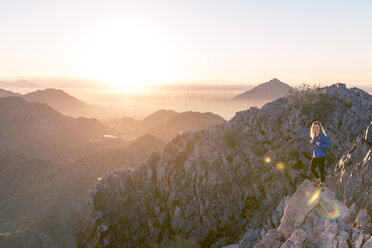 Wanderer auf dem Piestewa Peak gegen den klaren Himmel bei Sonnenaufgang - CAVF27378