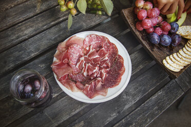 Hohe Winkelansicht von Fleisch und Obst auf Holztisch - CAVF27482