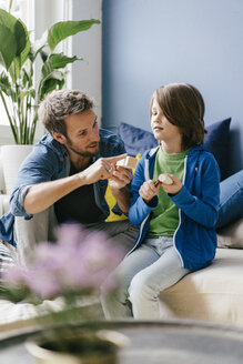 Vater und Sohn schnitzen gemeinsam zu Hause - KNSF03592